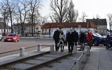 Delegacja sympatyk&oacute;w Koła i Dyrektor Szkoły SP2