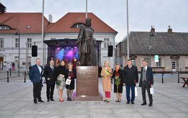 Pomnik Kr&oacute;la Przemysła II zdobi już nasze miasto.  1