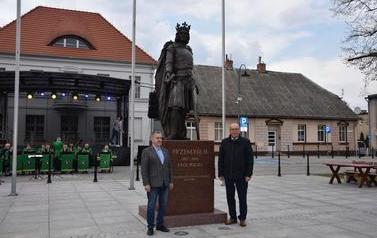 Pomnik Kr&oacute;la Przemysła II zdobi już nasze miasto.  16