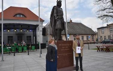 Pomnik Kr&oacute;la Przemysła II zdobi już nasze miasto.  18