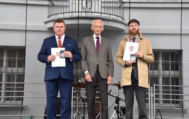 Pomnik Kr&oacute;la Przemysła II zdobi już nasze miasto.  25
