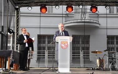 Pomnik Kr&oacute;la Przemysła II zdobi już nasze miasto.  38