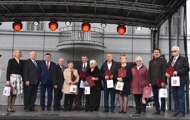 Pomnik Kr&oacute;la Przemysła II zdobi już nasze miasto.  44