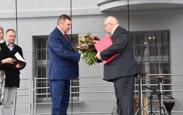 Pomnik Kr&oacute;la Przemysła II zdobi już nasze miasto.  48