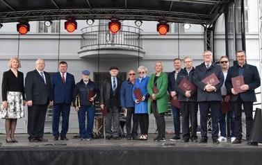 Pomnik Kr&oacute;la Przemysła II zdobi już nasze miasto.  51