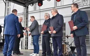 Pomnik Kr&oacute;la Przemysła II zdobi już nasze miasto.  52