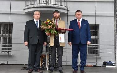 Pomnik Kr&oacute;la Przemysła II zdobi już nasze miasto.  60