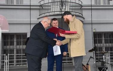 Pomnik Kr&oacute;la Przemysła II zdobi już nasze miasto.  62