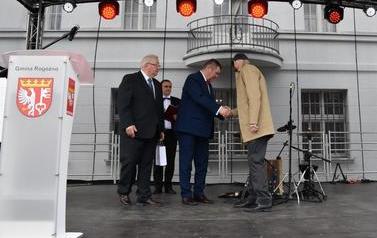 Pomnik Kr&oacute;la Przemysła II zdobi już nasze miasto.  64