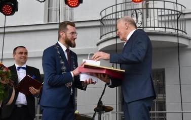Pomnik Kr&oacute;la Przemysła II zdobi już nasze miasto.  69