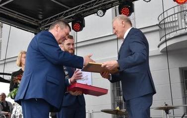 Pomnik Kr&oacute;la Przemysła II zdobi już nasze miasto.  70