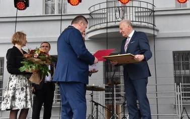 Pomnik Kr&oacute;la Przemysła II zdobi już nasze miasto.  71
