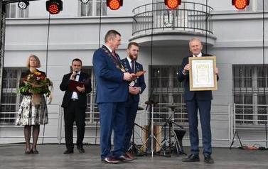 Pomnik Kr&oacute;la Przemysła II zdobi już nasze miasto.  73