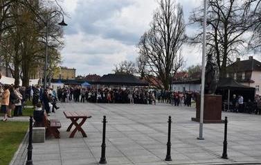 Pomnik Kr&oacute;la Przemysła II zdobi już nasze miasto.  77
