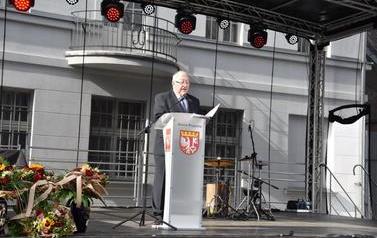 Pomnik Kr&oacute;la Przemysła II zdobi już nasze miasto.  79