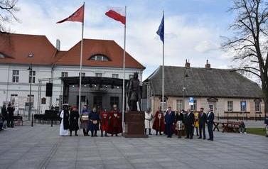 Pomnik Kr&oacute;la Przemysła II zdobi już nasze miasto.  81