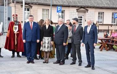 Pomnik Kr&oacute;la Przemysła II zdobi już nasze miasto.  84