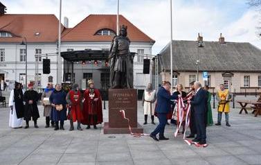 Pomnik Kr&oacute;la Przemysła II zdobi już nasze miasto.  86