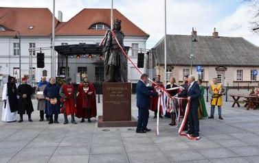 Pomnik Kr&oacute;la Przemysła II zdobi już nasze miasto.  87