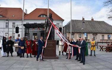 Pomnik Kr&oacute;la Przemysła II zdobi już nasze miasto.  89