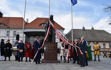 Pomnik Kr&oacute;la Przemysła II zdobi już nasze miasto.  91