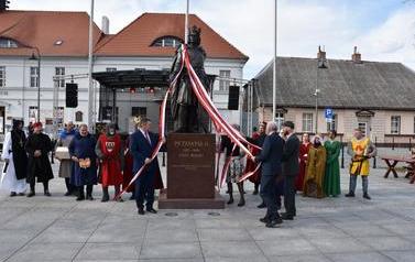 Pomnik Kr&oacute;la Przemysła II zdobi już nasze miasto.  92