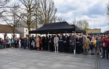 Pomnik Kr&oacute;la Przemysła II zdobi już nasze miasto.  93