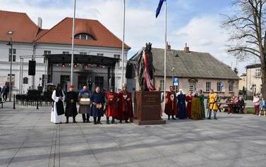 Pomnik Kr&oacute;la Przemysła II zdobi już nasze miasto.  94