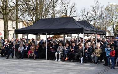 Pomnik Kr&oacute;la Przemysła II zdobi już nasze miasto.  95