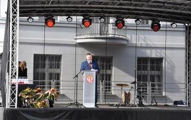 Pomnik Kr&oacute;la Przemysła II zdobi już nasze miasto.  96