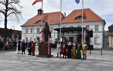 Pomnik Kr&oacute;la Przemysła II zdobi już nasze miasto.  98