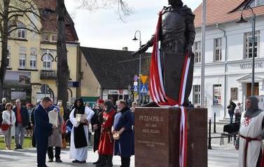 Pomnik Kr&oacute;la Przemysła II zdobi już nasze miasto.  99