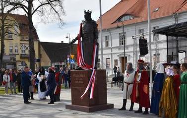 Pomnik Kr&oacute;la Przemysła II zdobi już nasze miasto.  100
