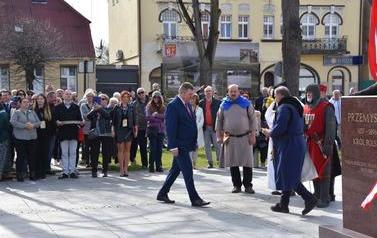 Pomnik Kr&oacute;la Przemysła II zdobi już nasze miasto.  101