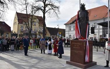 Pomnik Kr&oacute;la Przemysła II zdobi już nasze miasto.  102
