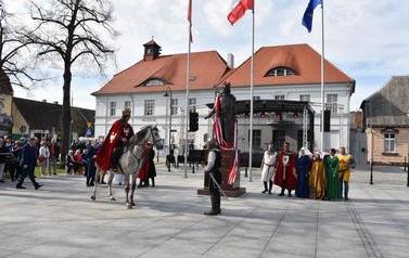 Pomnik Kr&oacute;la Przemysła II zdobi już nasze miasto.  103