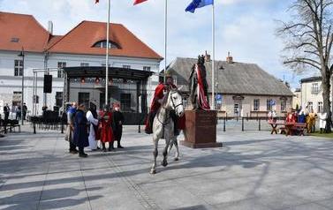 Pomnik Kr&oacute;la Przemysła II zdobi już nasze miasto.  104