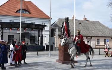 Pomnik Kr&oacute;la Przemysła II zdobi już nasze miasto.  105