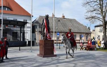 Pomnik Kr&oacute;la Przemysła II zdobi już nasze miasto.  106