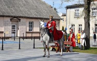 Pomnik Kr&oacute;la Przemysła II zdobi już nasze miasto.  107