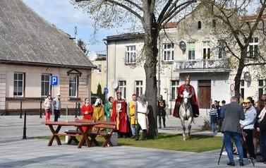 Pomnik Kr&oacute;la Przemysła II zdobi już nasze miasto.  108