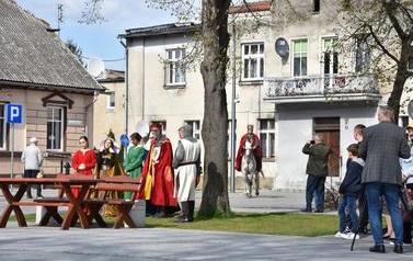 Pomnik Kr&oacute;la Przemysła II zdobi już nasze miasto.  109