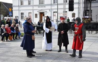 Pomnik Kr&oacute;la Przemysła II zdobi już nasze miasto.  110