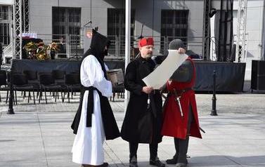 Pomnik Kr&oacute;la Przemysła II zdobi już nasze miasto.  111