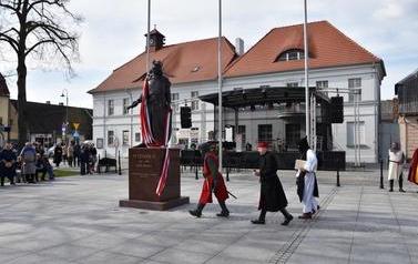 Pomnik Kr&oacute;la Przemysła II zdobi już nasze miasto.  112