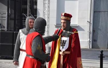 Pomnik Kr&oacute;la Przemysła II zdobi już nasze miasto.  113