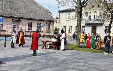 Pomnik Kr&oacute;la Przemysła II zdobi już nasze miasto.  114