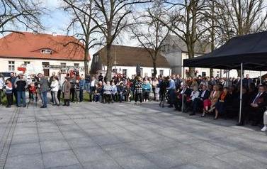 Pomnik Kr&oacute;la Przemysła II zdobi już nasze miasto.  115