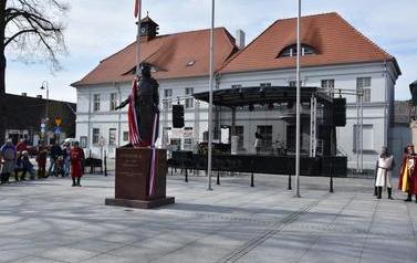 Pomnik Kr&oacute;la Przemysła II zdobi już nasze miasto.  117