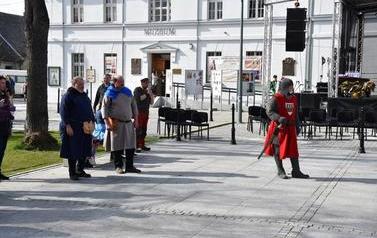 Pomnik Kr&oacute;la Przemysła II zdobi już nasze miasto.  120